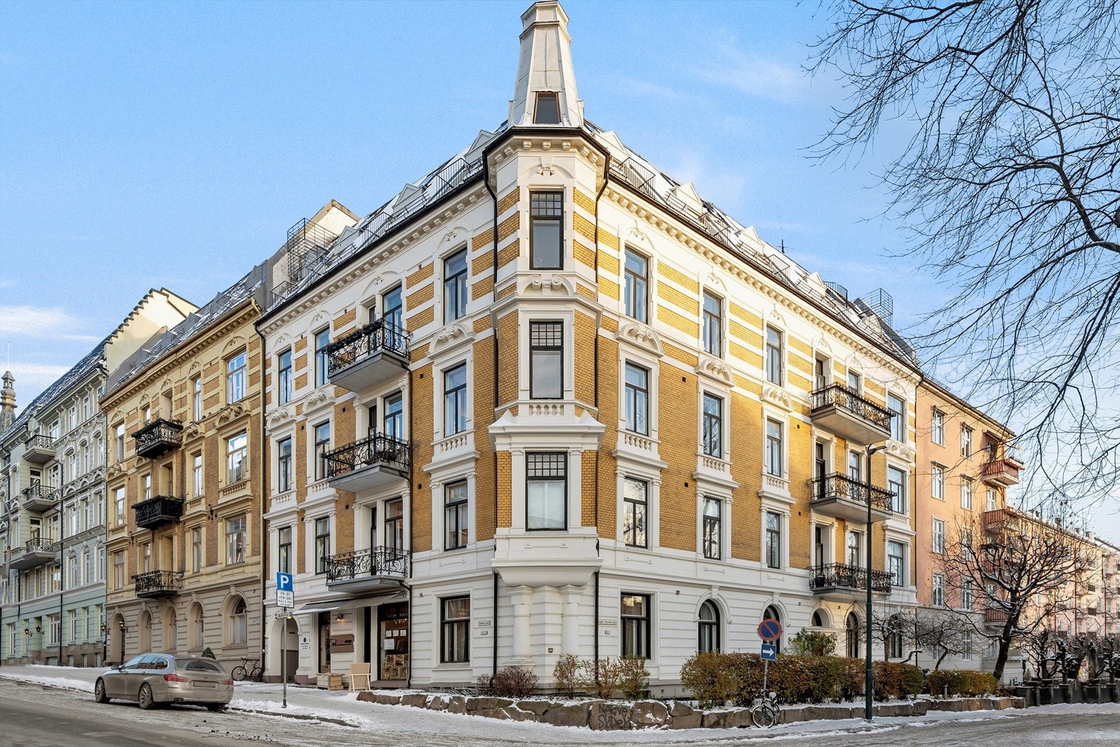 Flott hjørnegård. Leiligheten ligger i toppetasjen over 2 plan med balkonger og nydelig fjordutsikt. Vender mot den rolige enveiskjørte Mogens Thorsens gate. Galleribilde