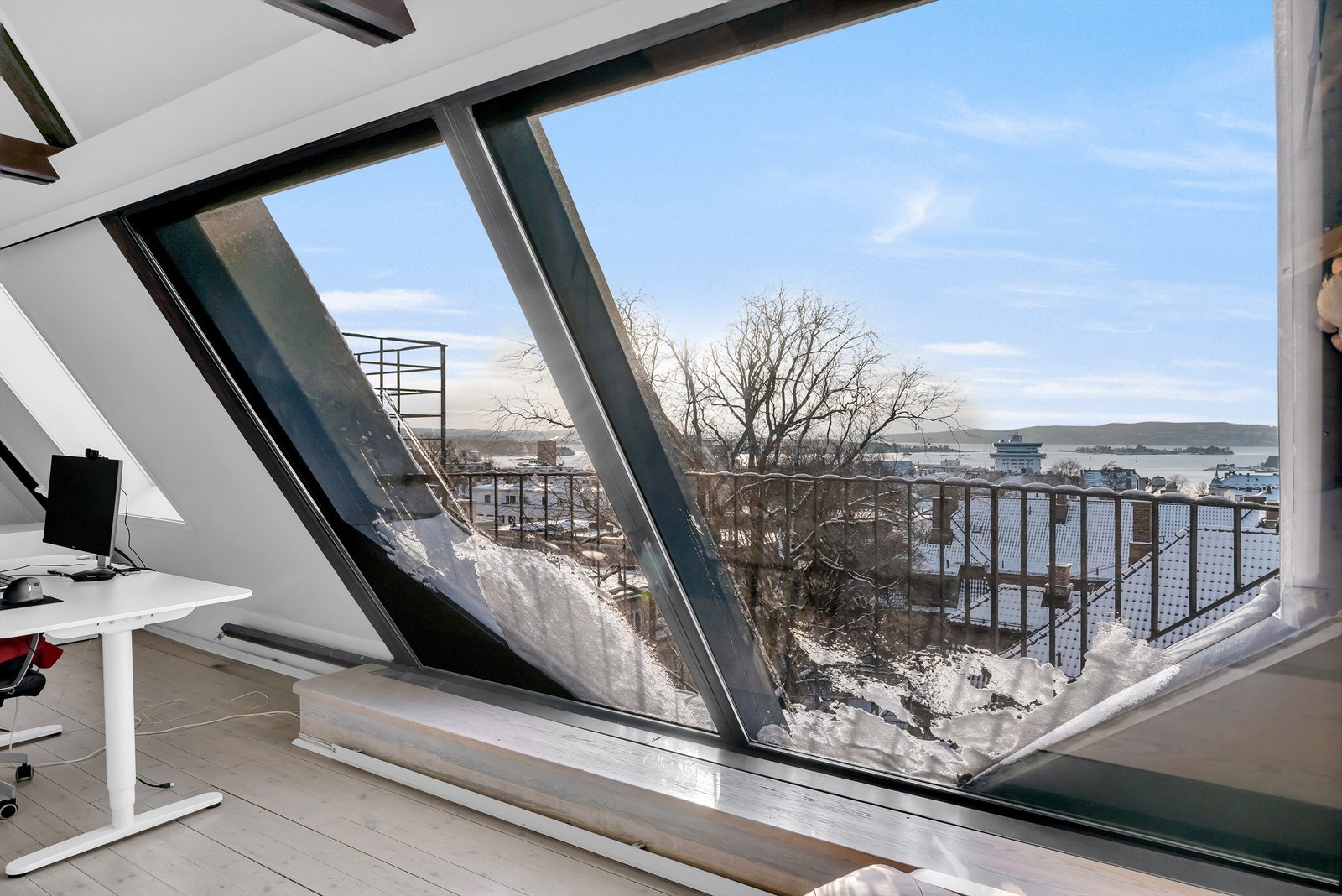Balkong med flott fjordutsikt. Galleribilde