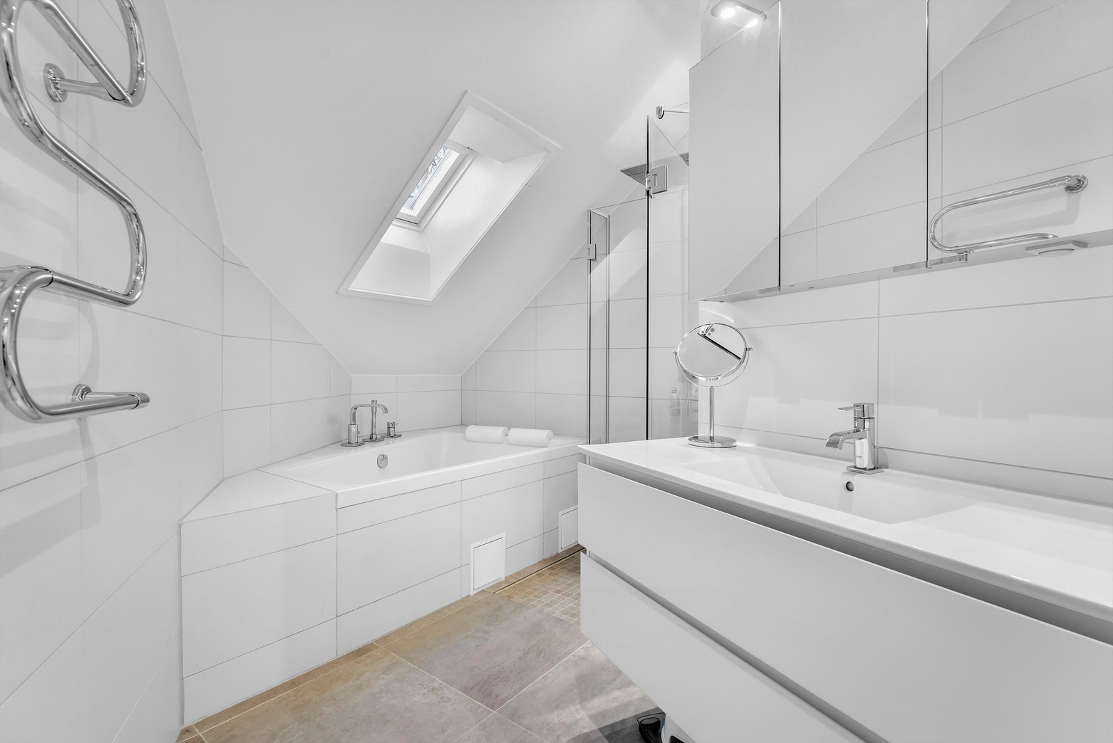 Bad med badekar, dusj og servantskap. Galleribilde