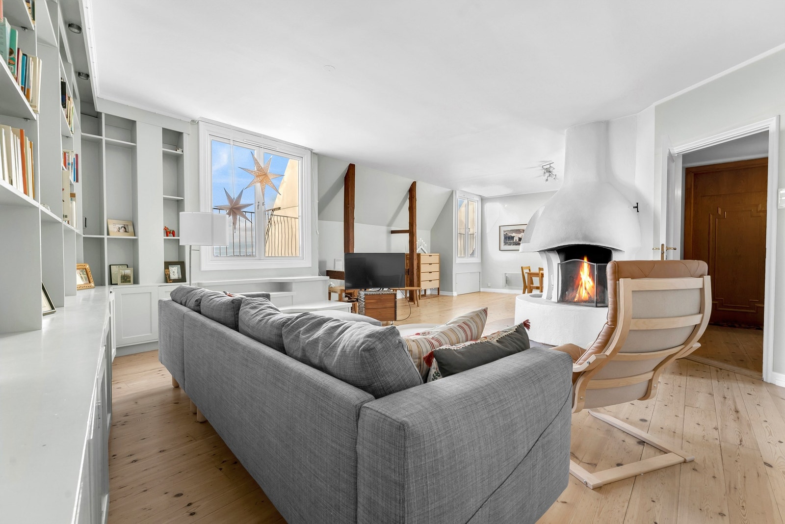 Stue med peis og utgang til balkong. Galleribilde
