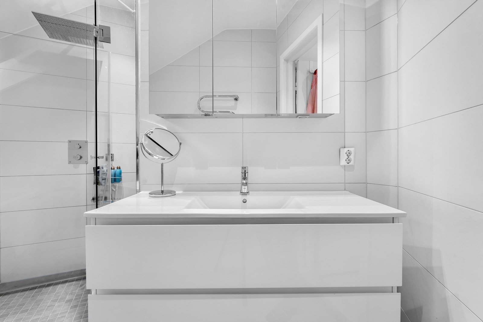Bad med badekar, dusj og servantskap. Galleribilde
