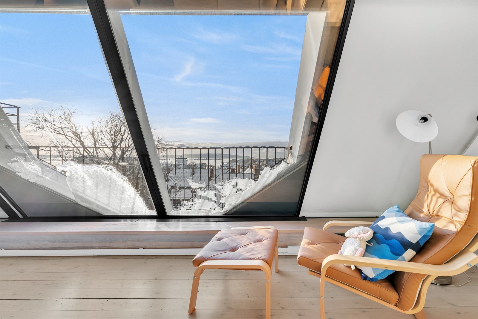 Loftstue med peisovn og utgang til balkong. Galleribilde