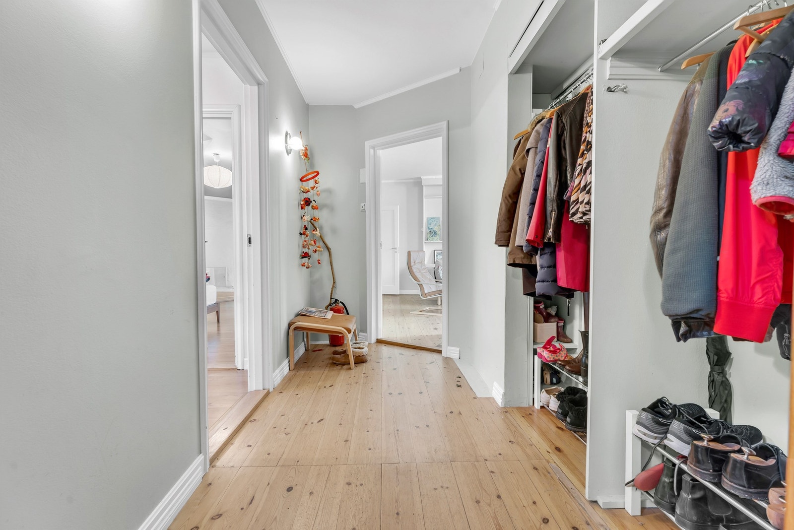 Entréhall med garderobe. Galleribilde