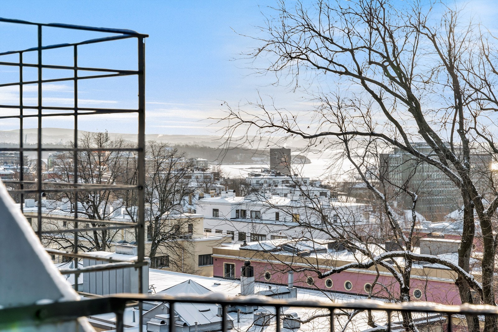 Balkong med utsikt. Galleribilde
