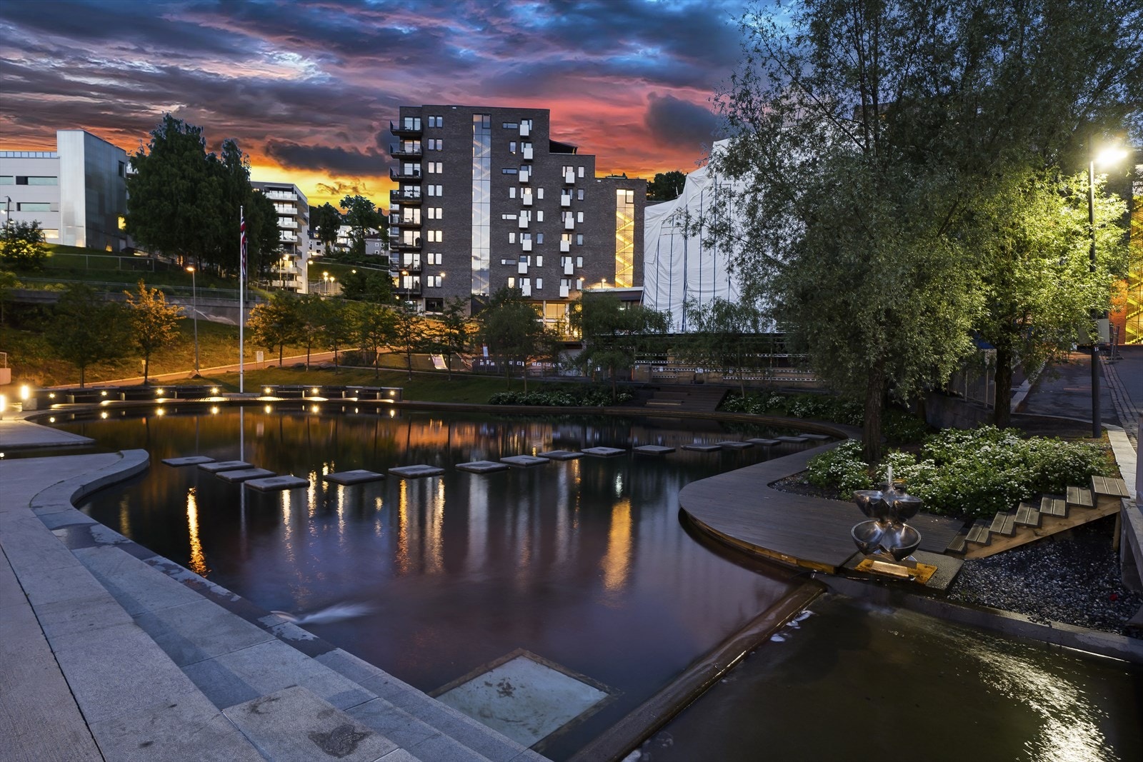 Kværnerbyen er et meget hyggelig nabolag med fine uteområder. Vannspeilet er populært som samlingsplass på sommer og blir til skøytebane på vinteren. Galleribilde