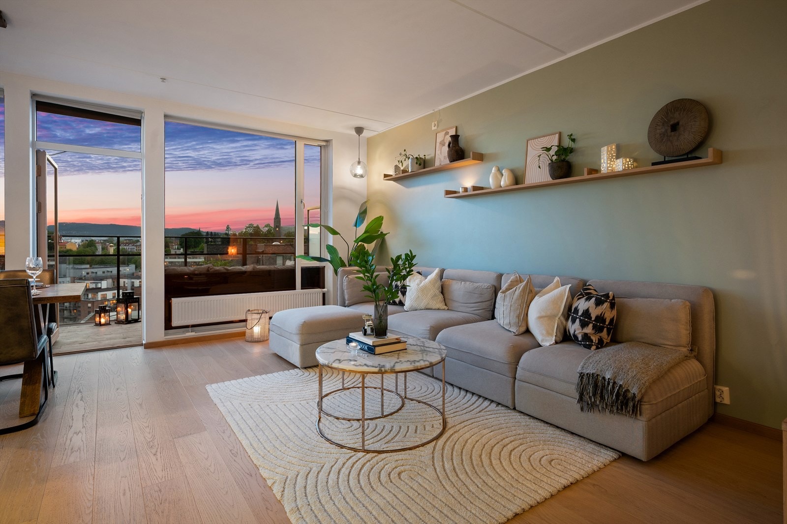 Her kan man nyte den fantastiske utsikten også fra sofaen. Galleribilde