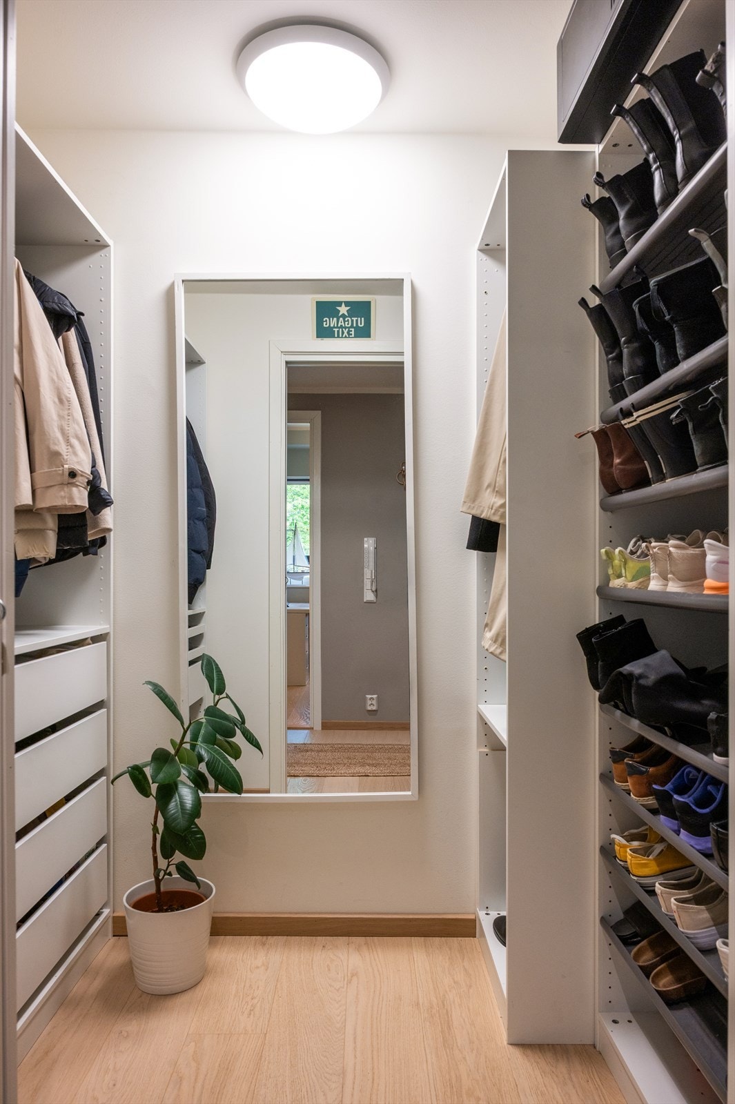 I entren er det en innvendig bod som i dag brukes som garderobe med god plass oppbevaring av yttertøy og sko. Galleribilde
