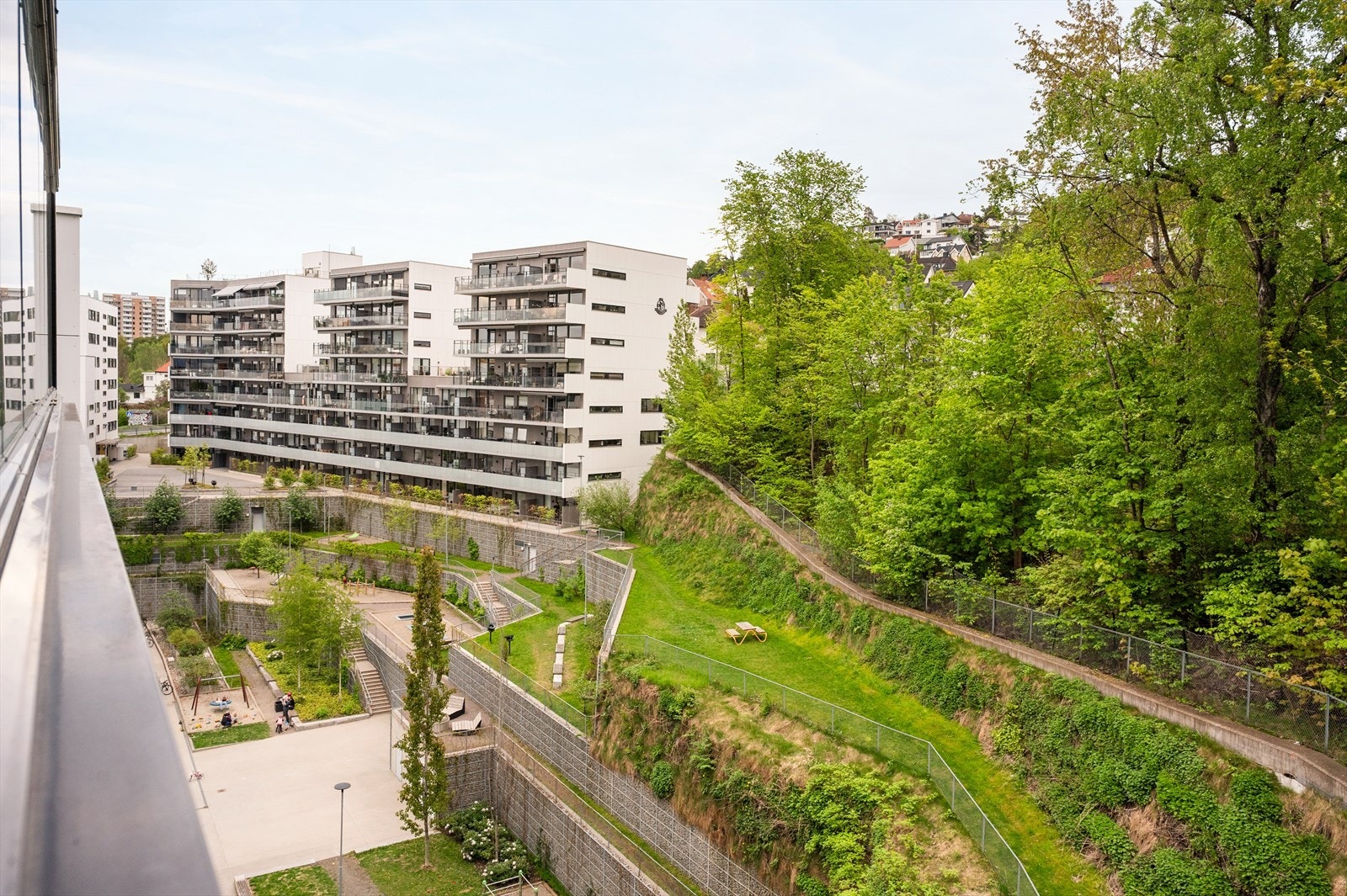 Grønt og koselig utsyn. Galleribilde