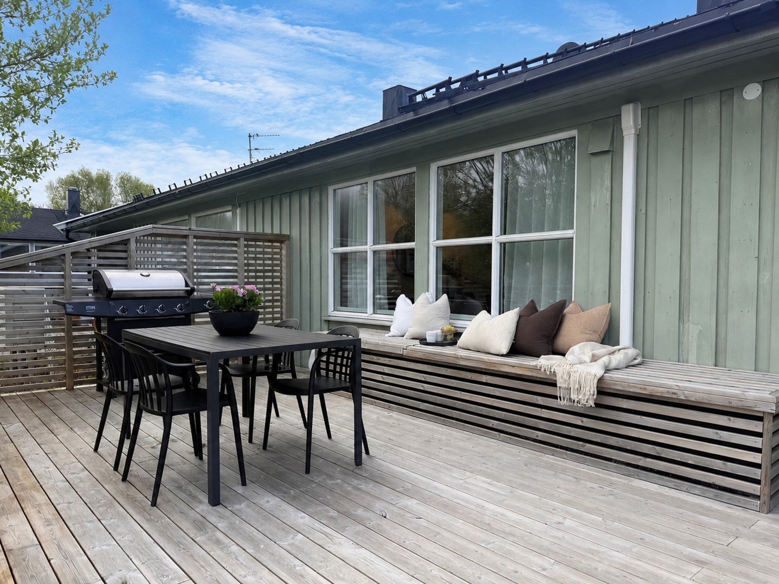 Plassbygd sittebenk med praktisk oppbevaring på én side Galleribilde