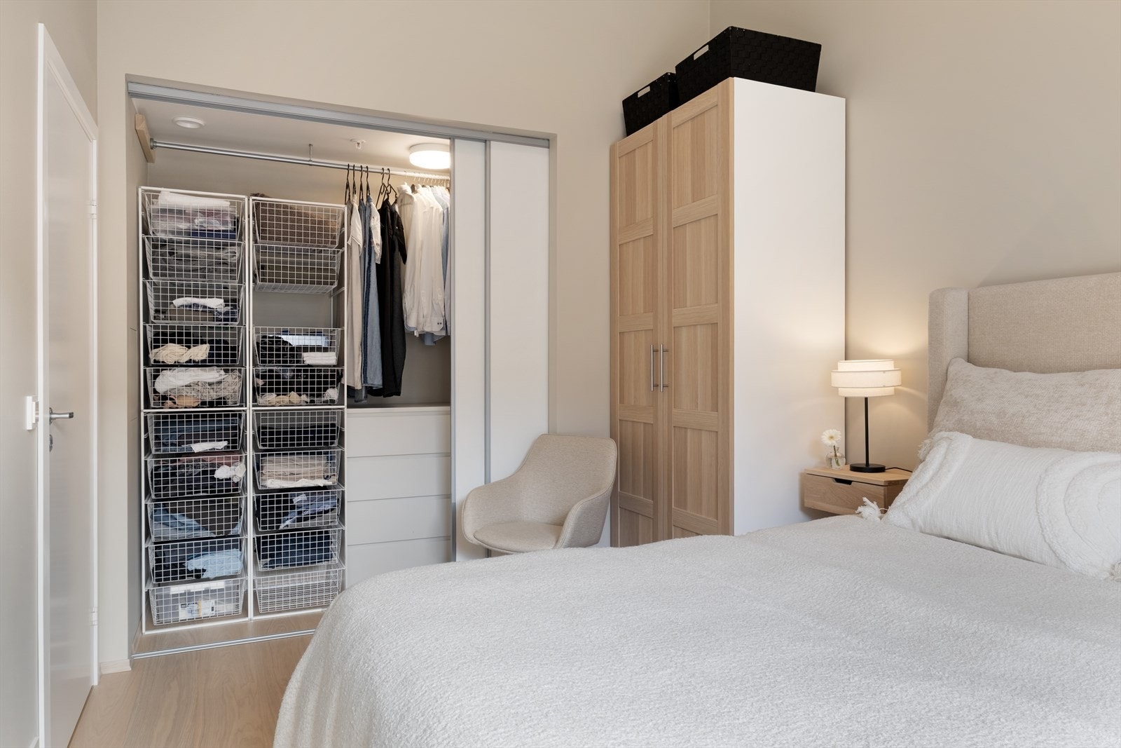 Her er og ein romsleg skyvedørsgarderobe for ekstra oppbevaring. Galleribilde