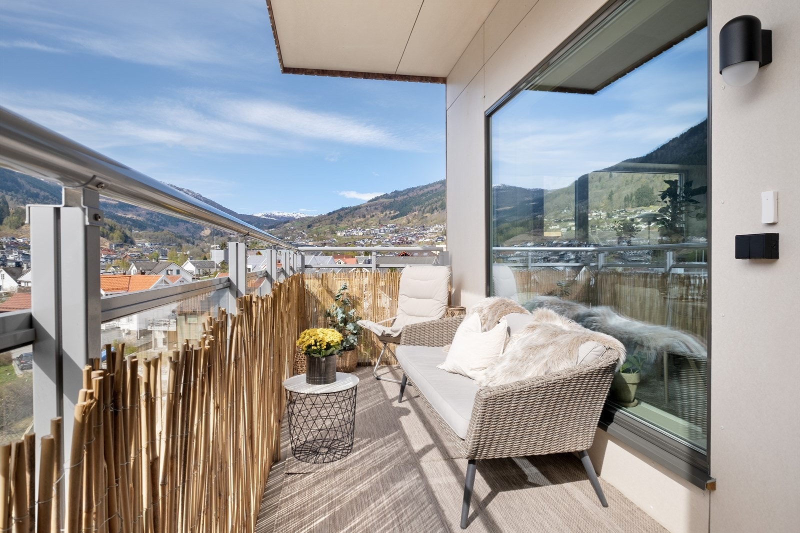 Frå stova er det tilkomst ut til veranda med svært gode solforhold. Galleribilde