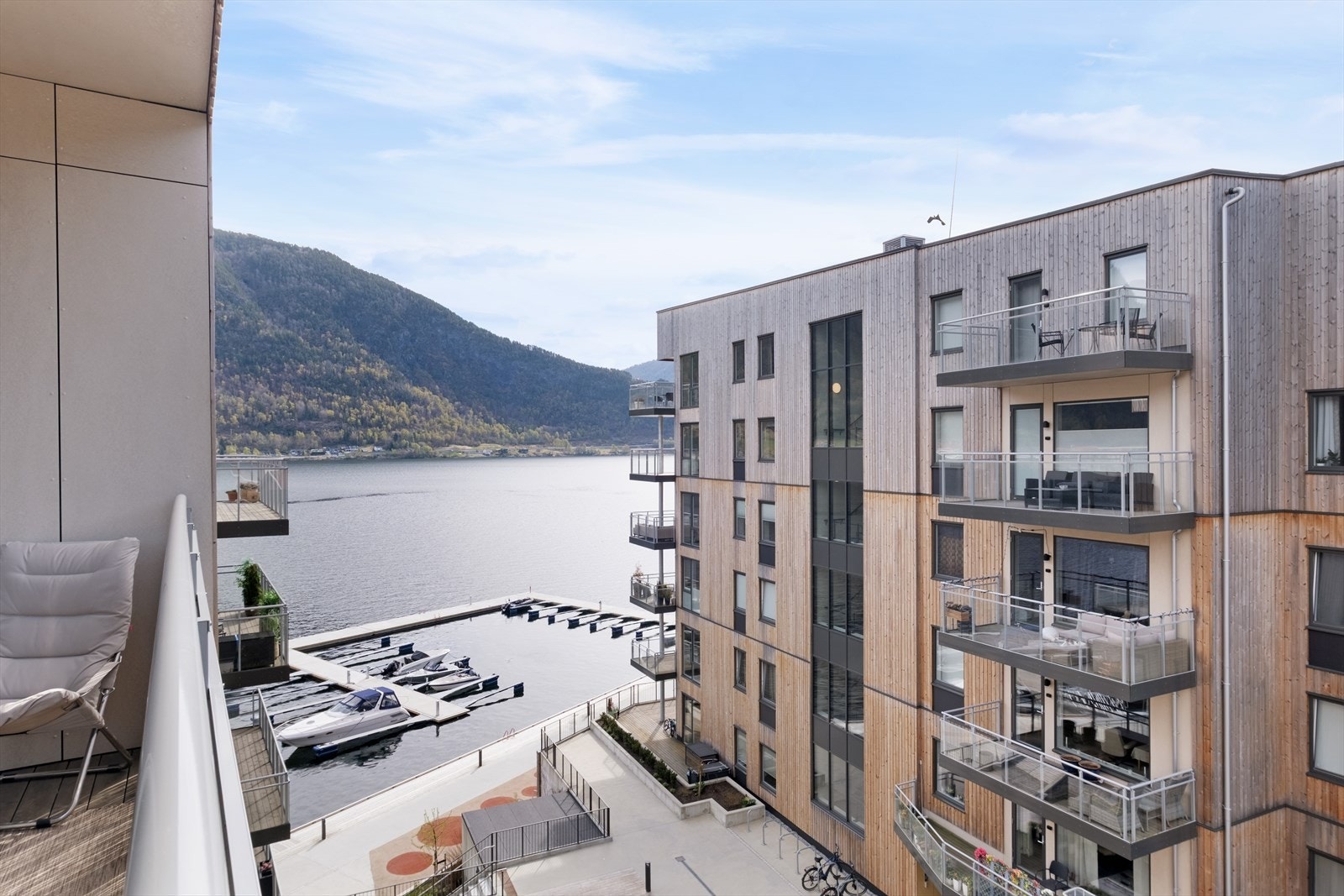 Frå brygga kan du gå tur langs fjordstien, ta ein kaffikopp ved kaien eller ta deg eit bad på fine sommardagar. Galleribilde