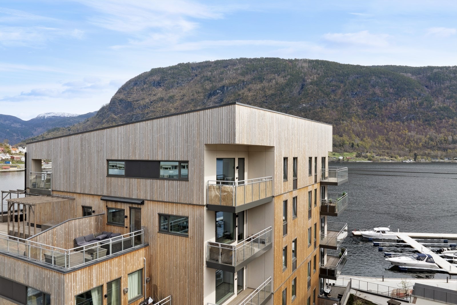 Her bur du lettvindt til med fjorden like utanfor dørstokken, og gangavstand til alt Sogndal sentrum har å by på. Galleribilde