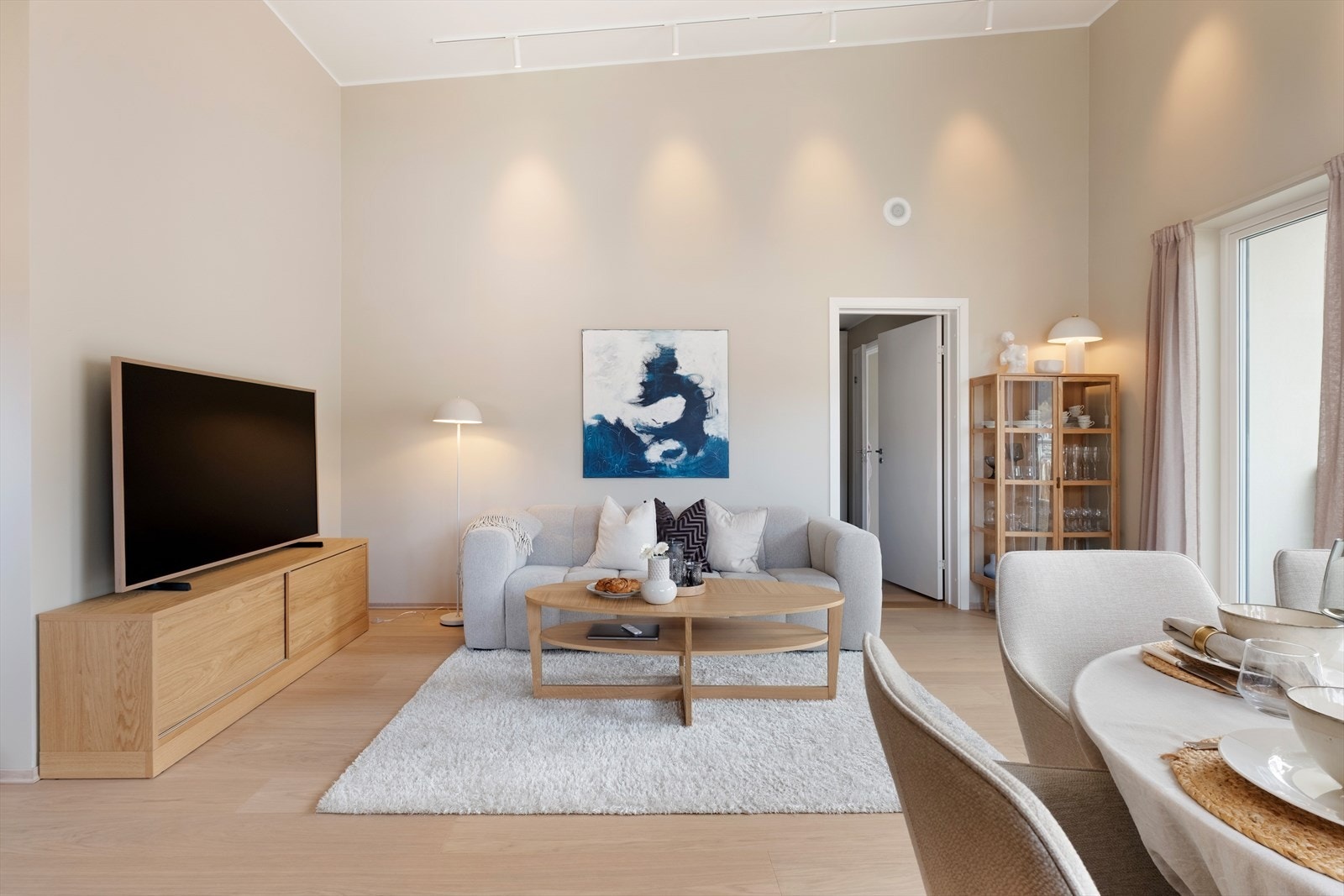 Særs god takhøgd som gir ein god romfølelse. På det høgaste er den heile 4,4meter! Galleribilde