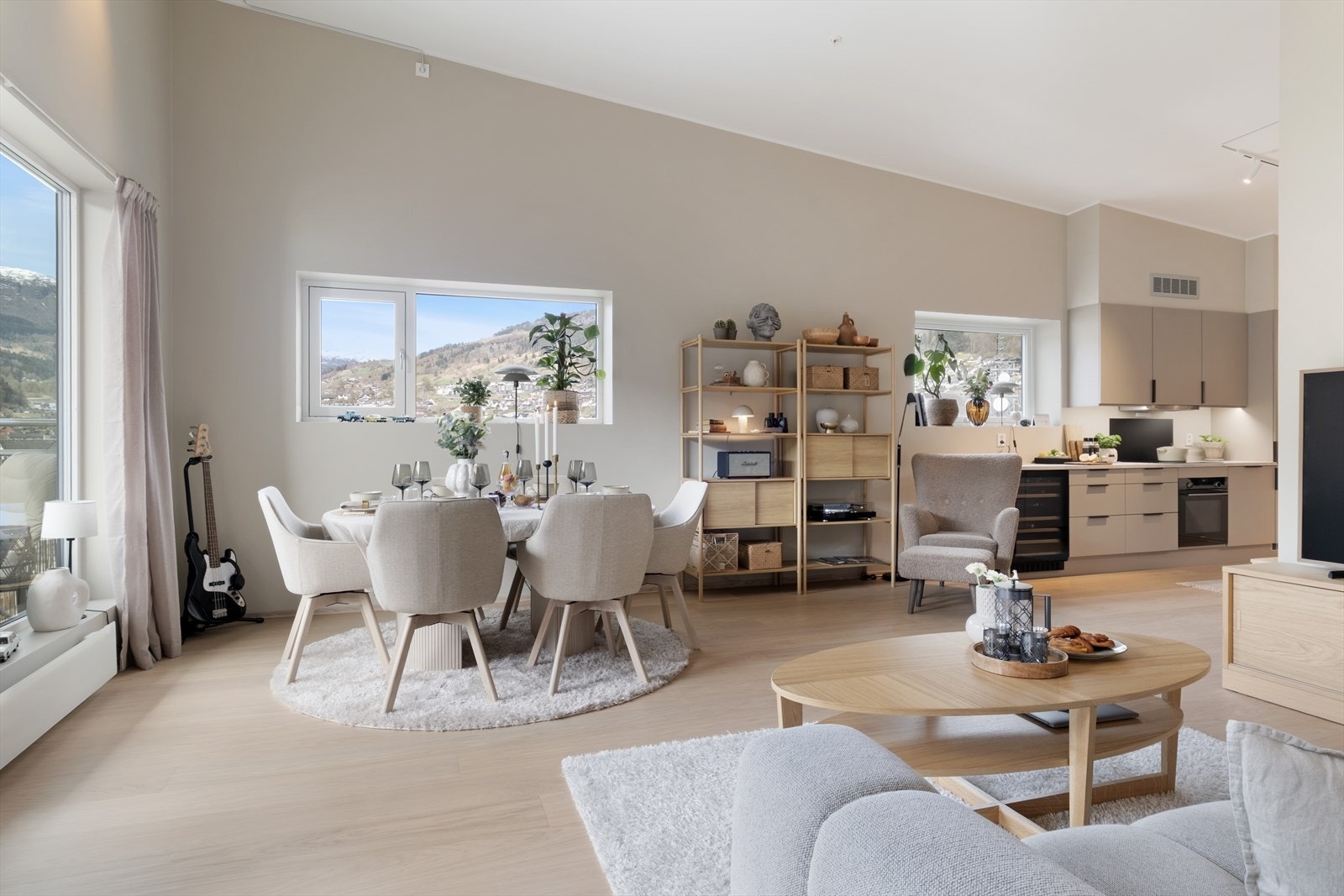 Her er god plass til møblering av sofagruppe, samt spisebord og anna innreiing. Galleribilde