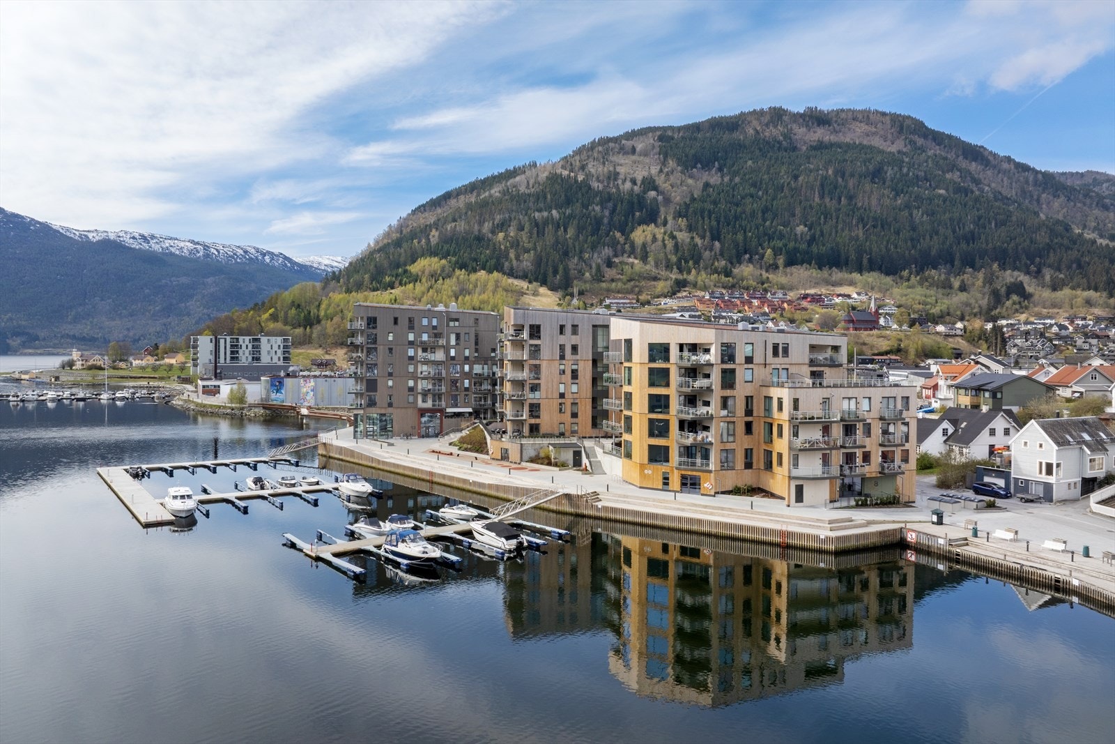Seksjonen er ein del av Sameiet Lerum Brygge III, som omfattar 27 bustadseksjonar. Sameiget er veldrive og har ein sunn økonomi. Galleribilde