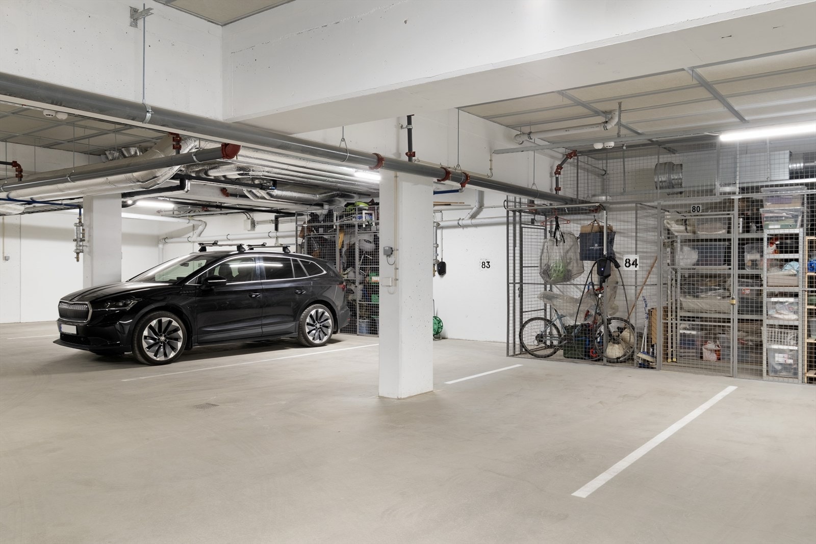 Ordinær fast parkeringsplass i felles garasjeanlegg samt sportsbod. Galleribilde