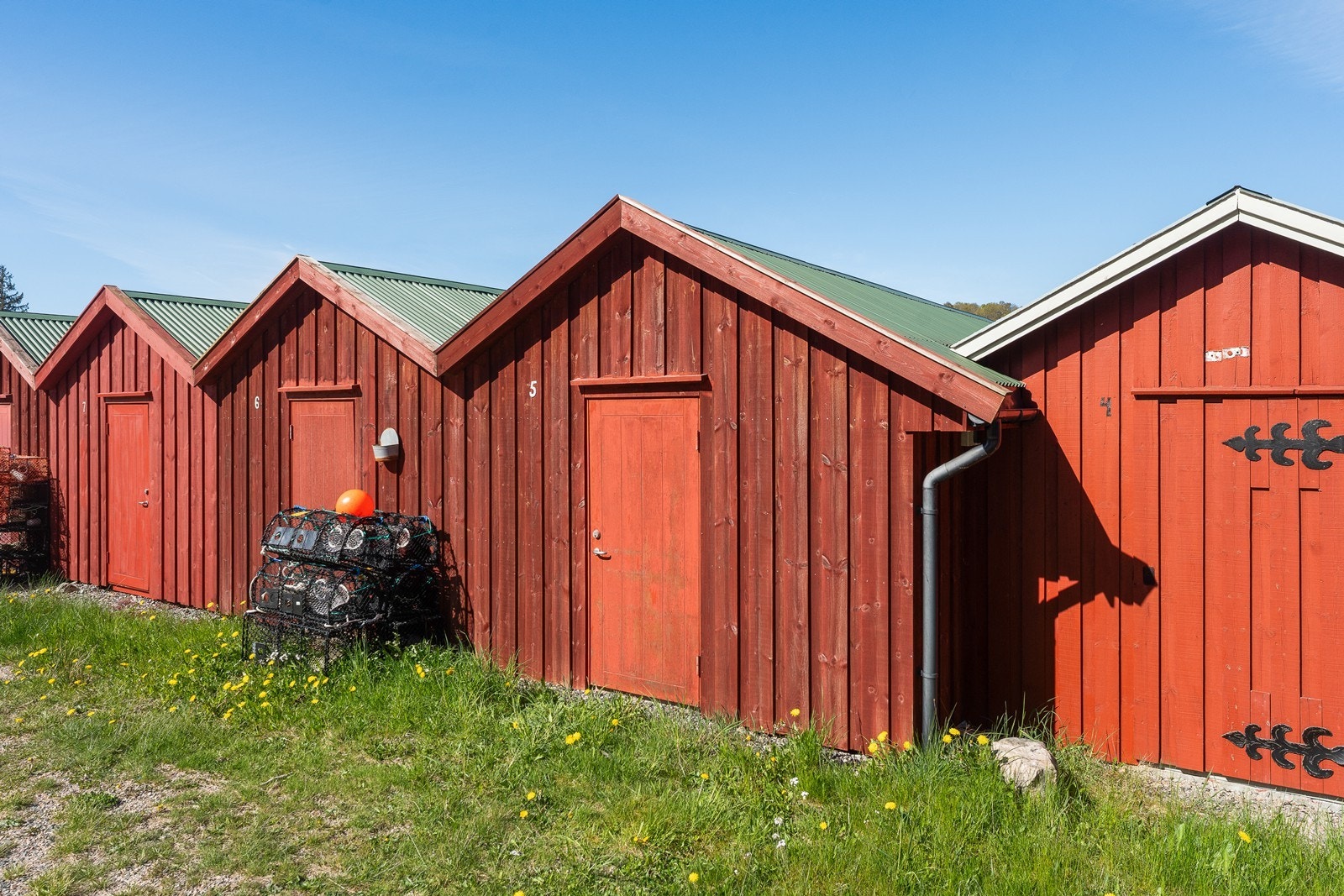 Tilhørende båthus i rekke. Galleribilde