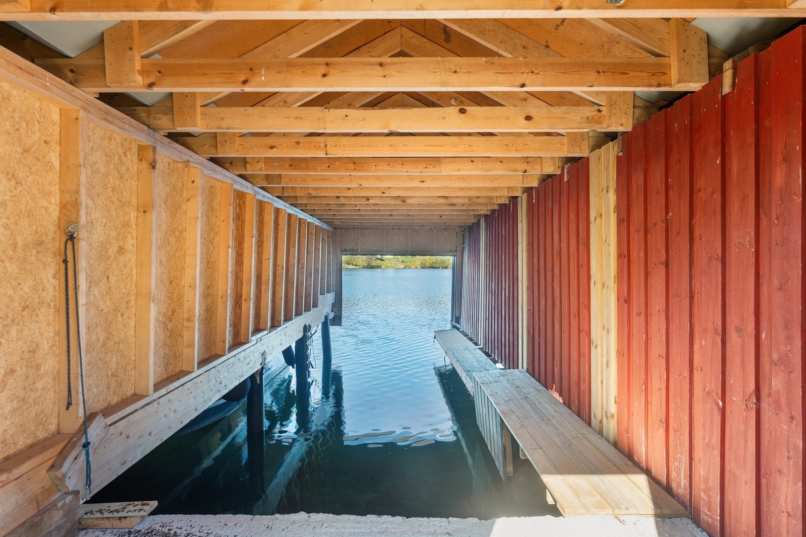 Båthuset er ca 9 meter langt og ca 3,5 meter bredt Galleribilde