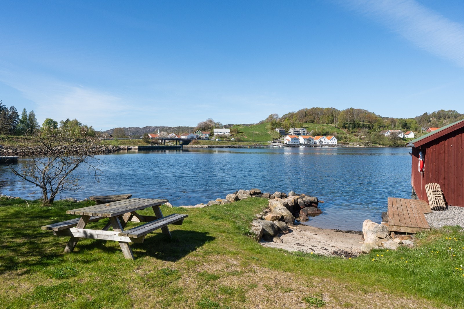 Badeplass like ved eiendommen, mellom tilhørende båthus og eiendommmen. Galleribilde