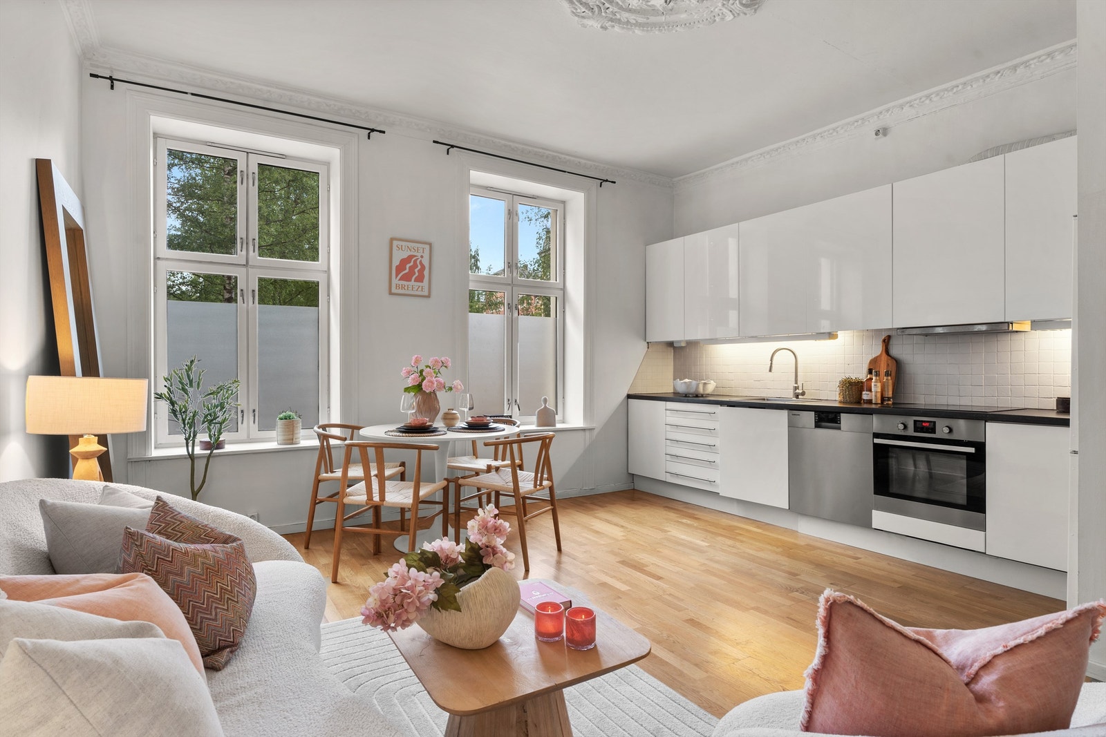 Leiligheten ligger i en høy 1.etasje med lite innsyn fra forbigående Galleribilde