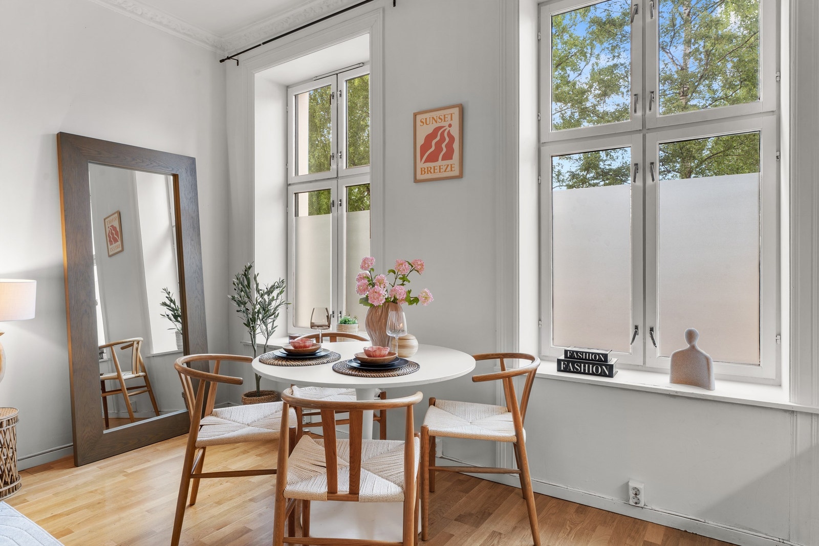 Plass til spisebord hvor man kan invitere gjester til en hyggelig middag. Galleribilde