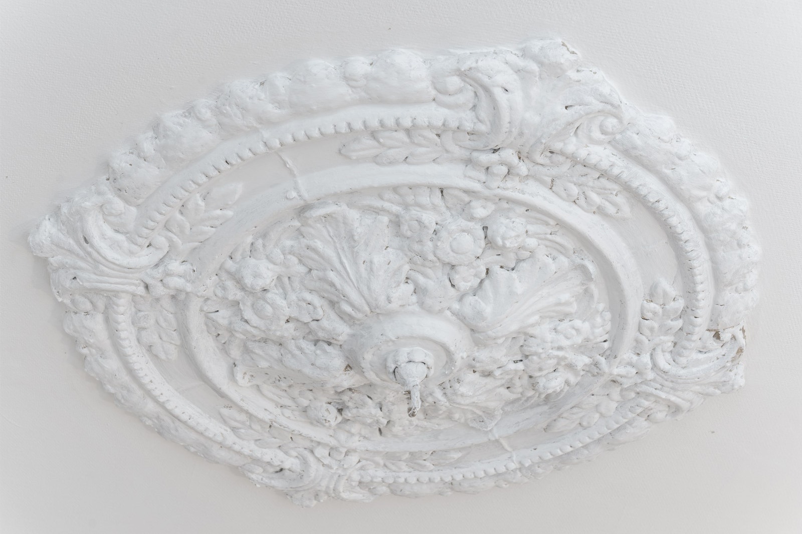 Flotte og sjarmfulle detaljer som stukkatur og rosett setter et elegant og tidløst preg på boligen. Galleribilde