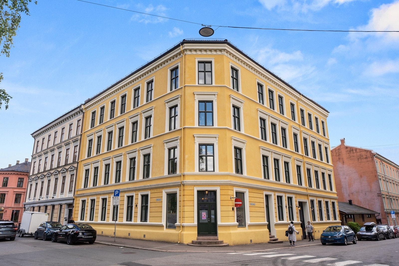 Boligen ligger attraktivt til i en rolig, enveiskjørt gate på øvre Grünerløkka med umiddelbar nærhet til "løkkas" mange servicetilbud. Galleribilde