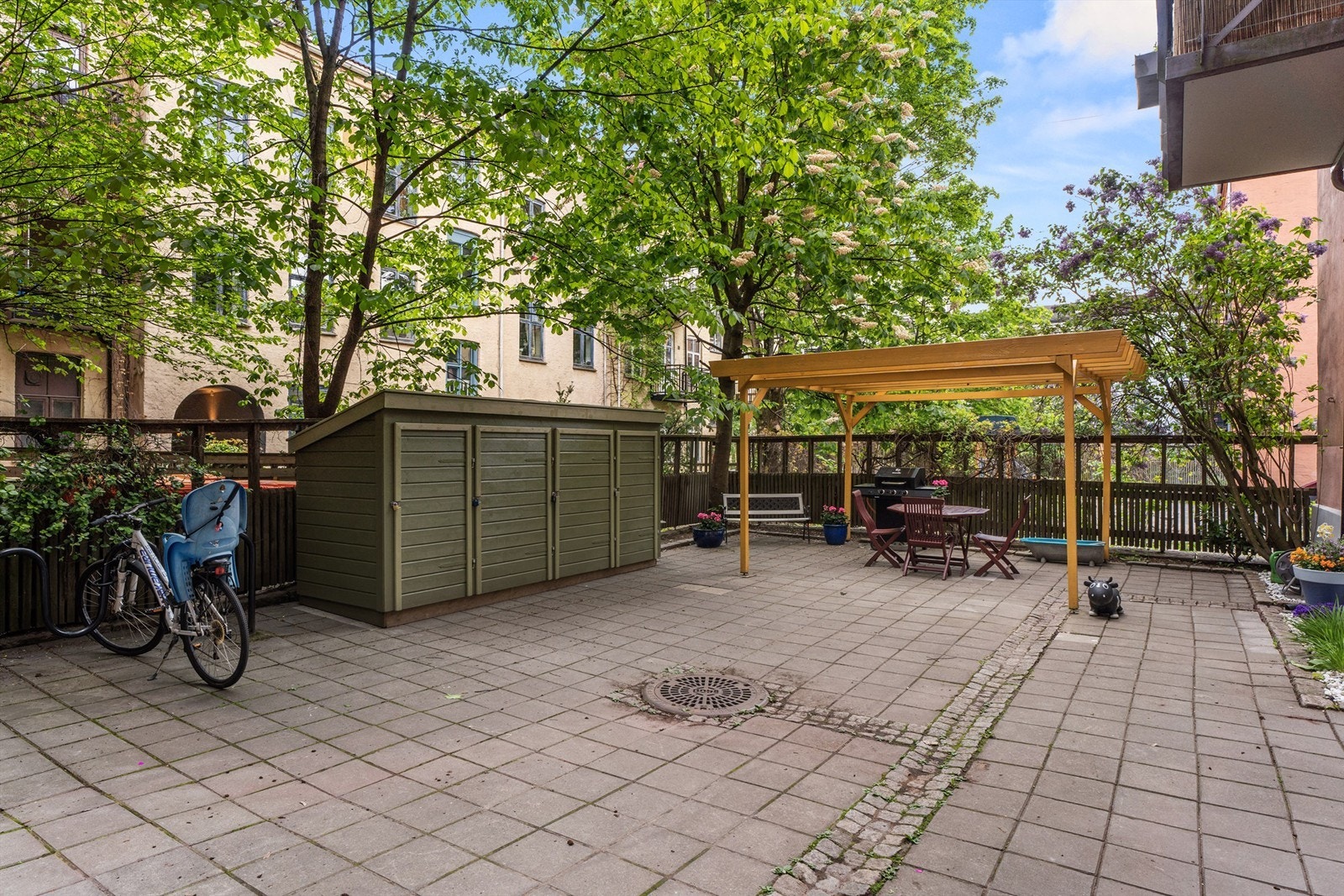 Mulighet for sykkelparking i bakgård. Galleribilde
