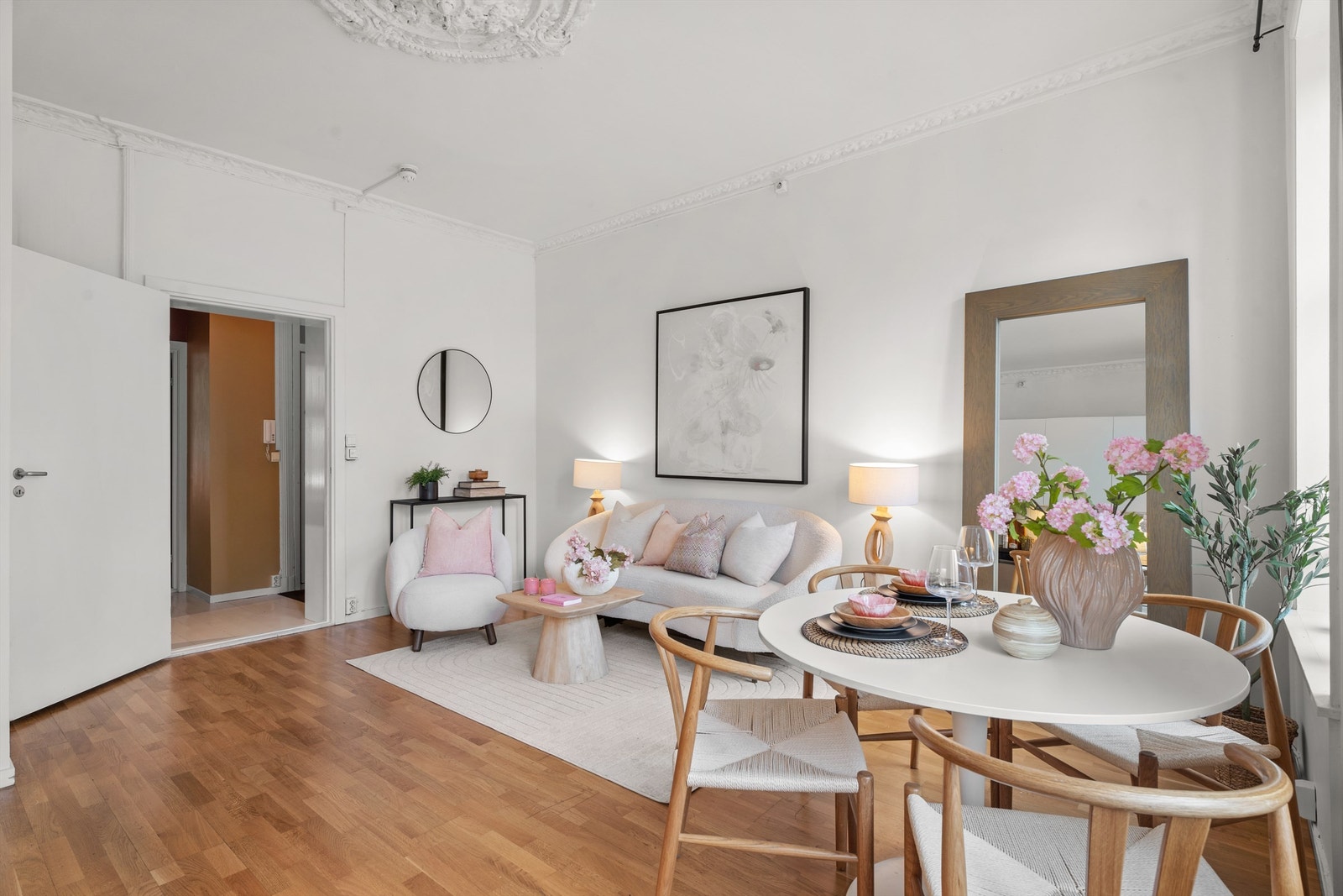 Stuen er romslig og med god plass til å møblere - Takhøyden i stuen er ca. 2,93 m og bidrar til å skape en herlig romfølelse. Galleribilde