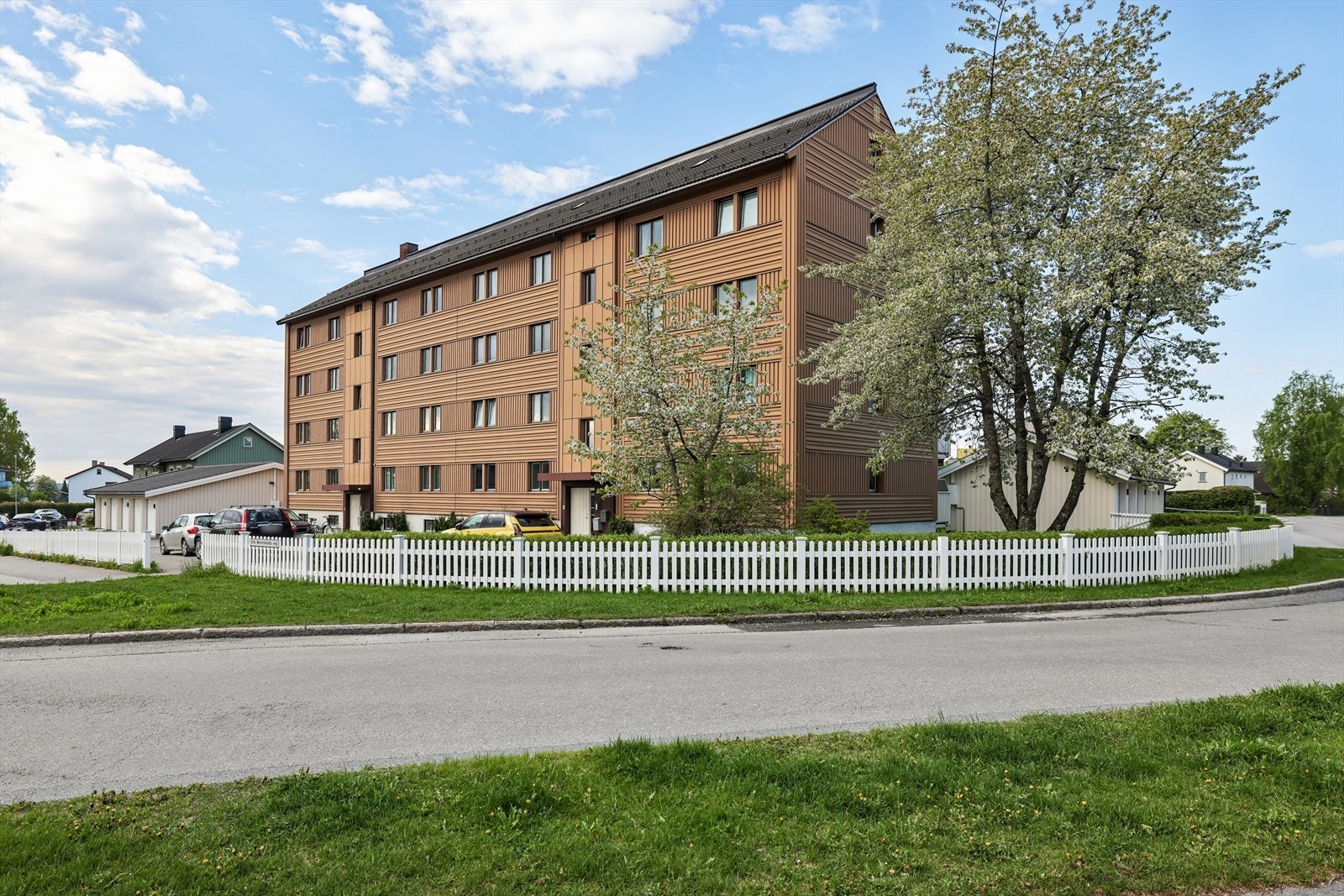 Leiligheten ligger sentralt til på Børstad, et populært og familievennlig boligområde i Hamar. Galleribilde