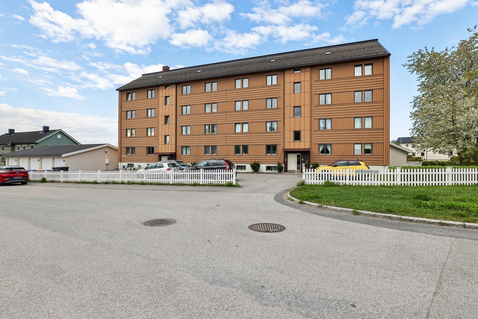 Fra eiendommen er det gangavstand til Børstad idrettspark, skoler, barnehager og nærmeste dagligvarebutikk. Galleribilde
