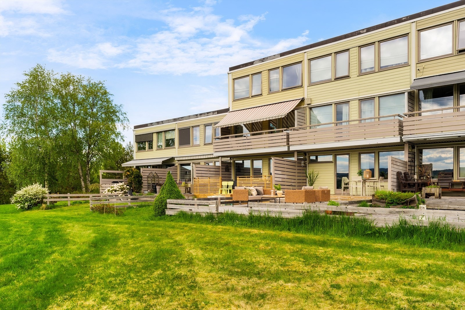 Fra terrassen går du rett ut på borettslagets grønne fellesarealer - en kvalitet man setter ekstra pris på i hverdagen. Galleribilde