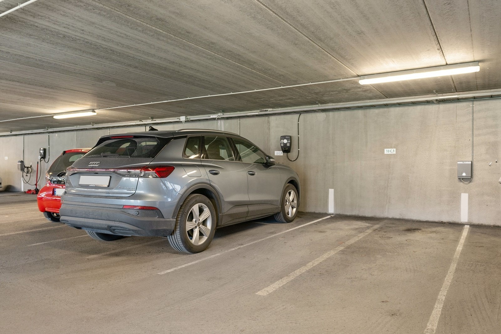 Andelen disponerer en egen garasjeplass i oppvarmet garasjekjeller. Det er mulig å etablere ladeboks for elbil, og det er flere utvendige ladestasjoner. Galleribilde