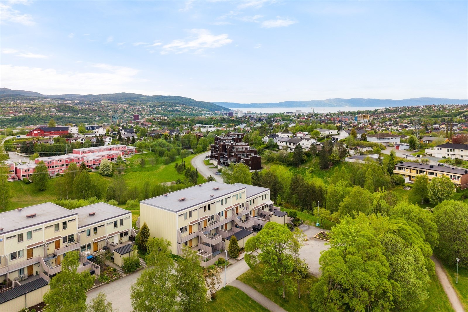 Beliggenheten byr på gangavstand til en rekke hverdagsfasiliteter, inkludert gode kollektivforbindelser, helårs turterreng, et variert utvalg av dagligvare- og servicefunksjoner, samt skoler og barnehager. Galleribilde