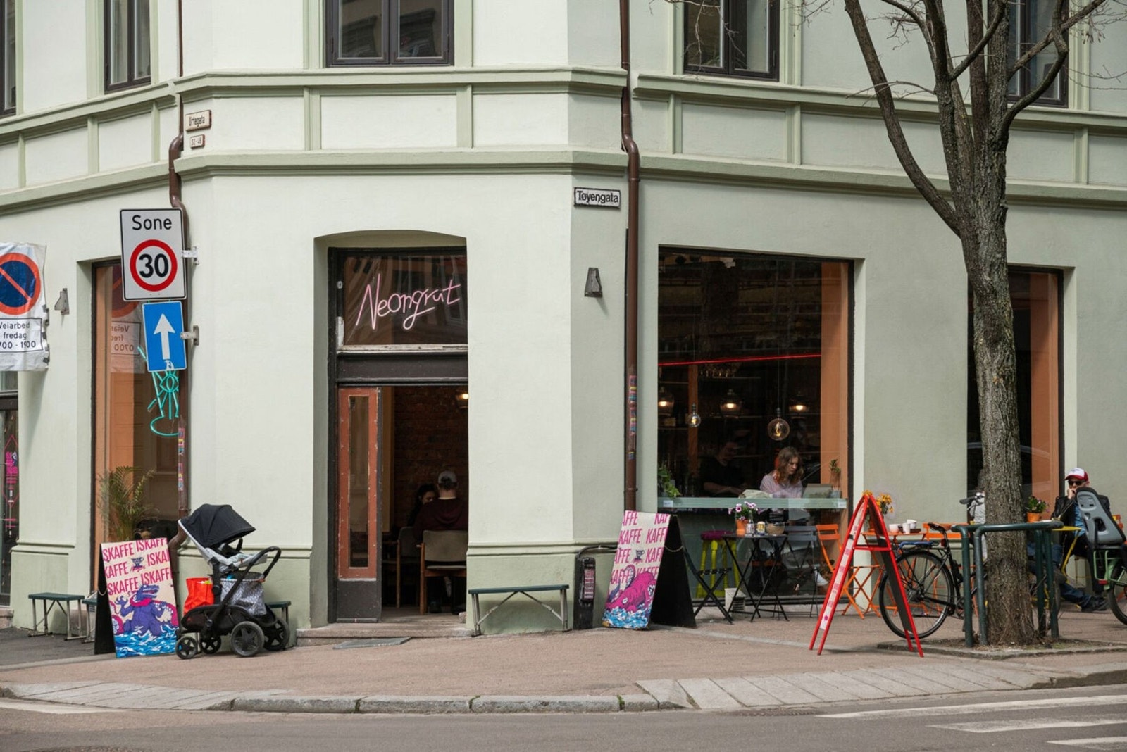 Papegøye server god kaffe, bakevarer og vin. Galleribilde
