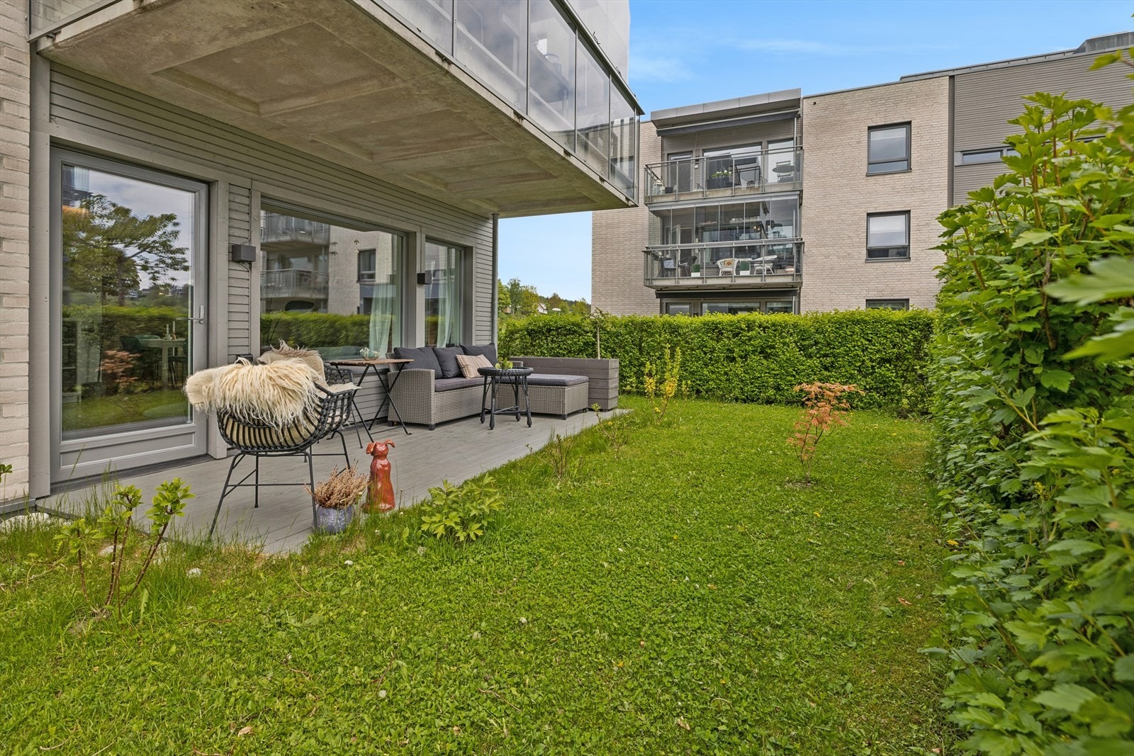 Pent opparbeidet med plen og hekk. Galleribilde