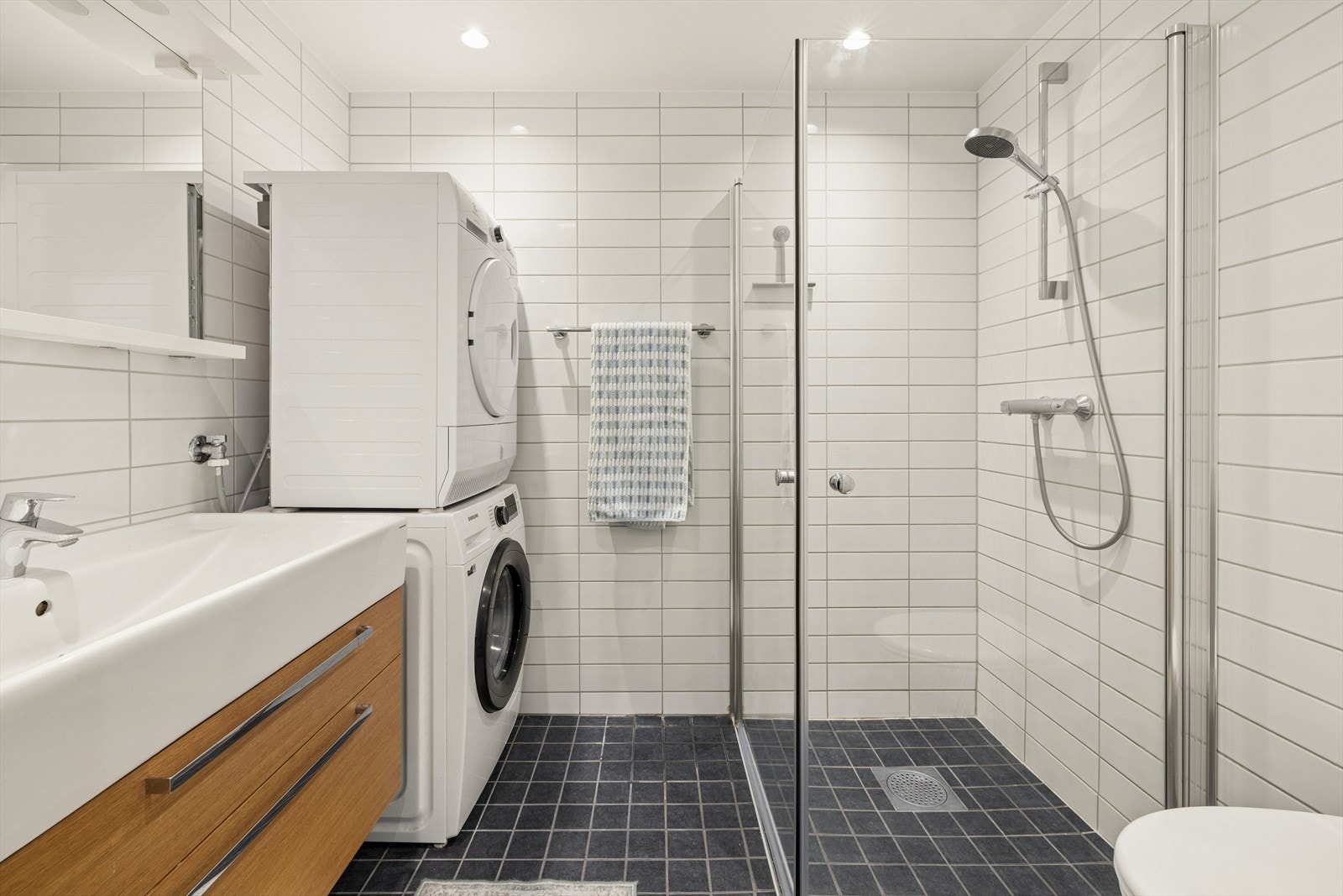 Baderom med elektriske varmekabler og fliser på gulv og vegg. Galleribilde