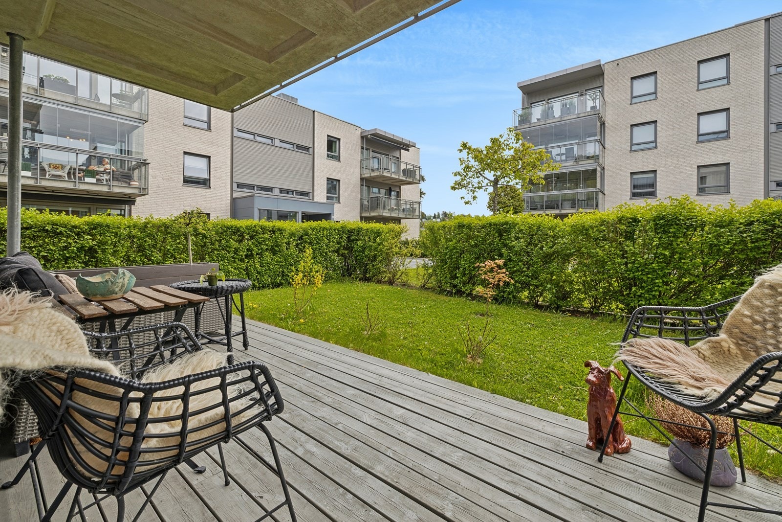 Romslig terrasse med mange mæbleringsmuligheter. Galleribilde