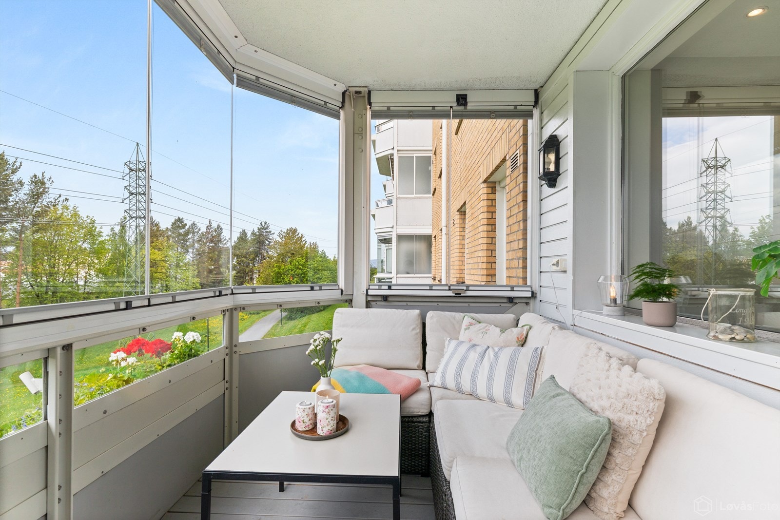 Fra stue er det utgang til solrik, innglasset balkong på ca. 8 m². Balkongen har god plass til sittegruppe. Galleribilde