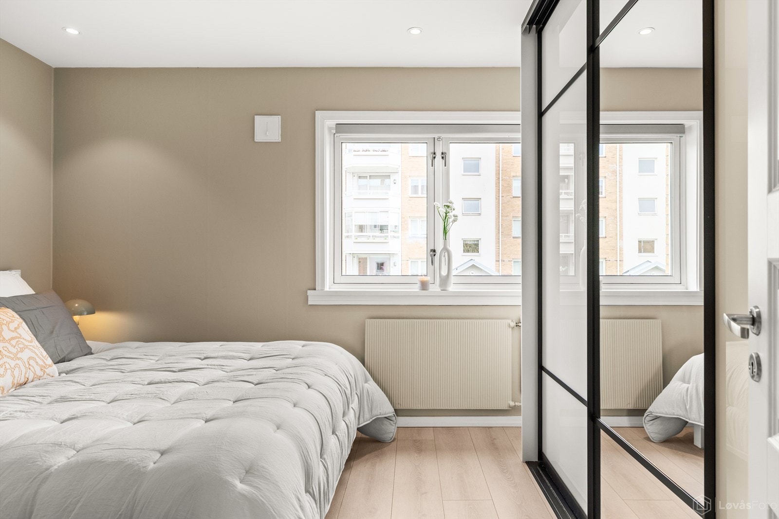 Rommet har praktisk skyvedørsgarderobe (ny i 2026). Her er det rikelig med oppbevaringsplass. Galleribilde
