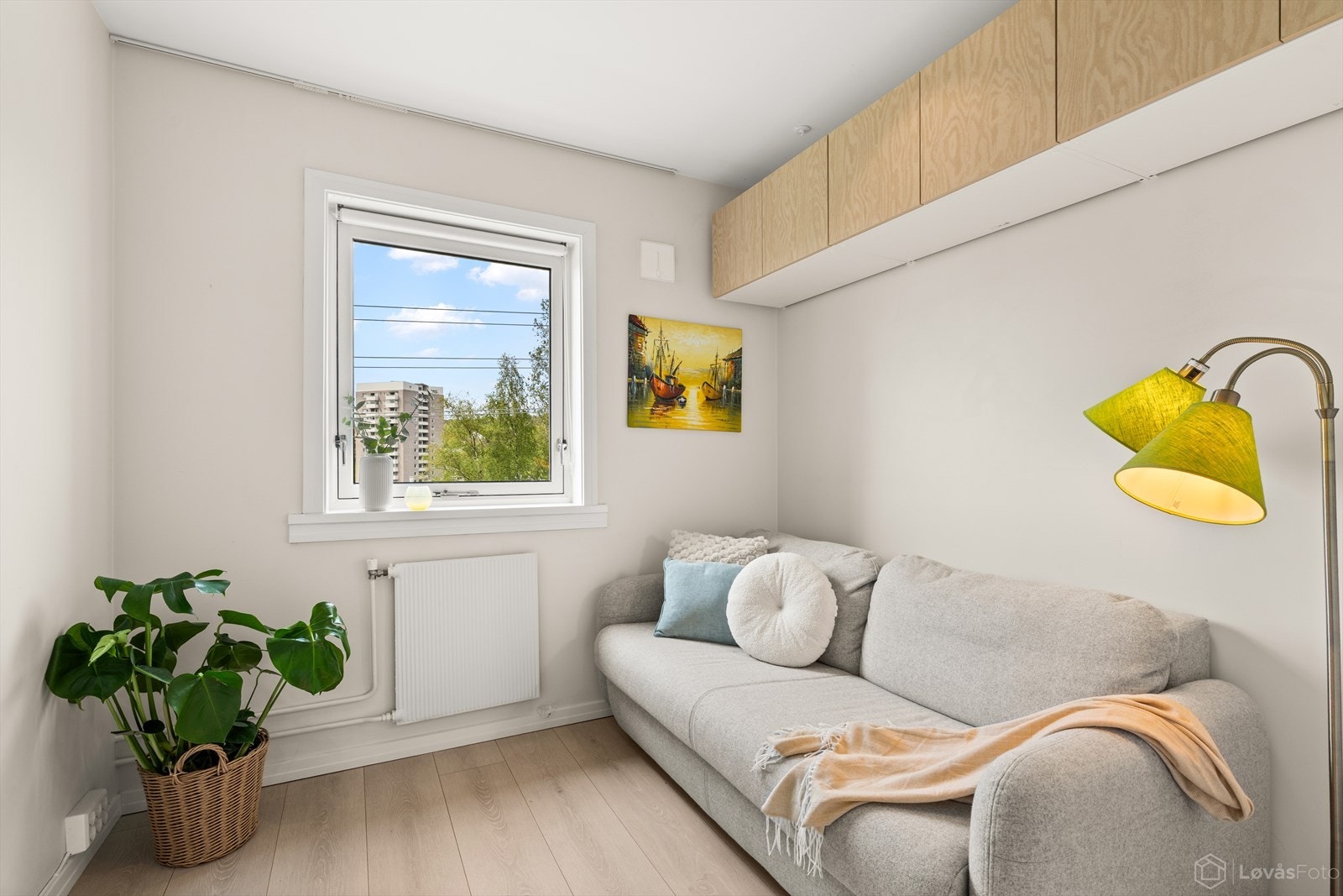 Soverom III | Innbydende rom med plass til seng, nattbord og skrivepult. Praktisk innredet med stilrene vegghengte skap. Galleribilde