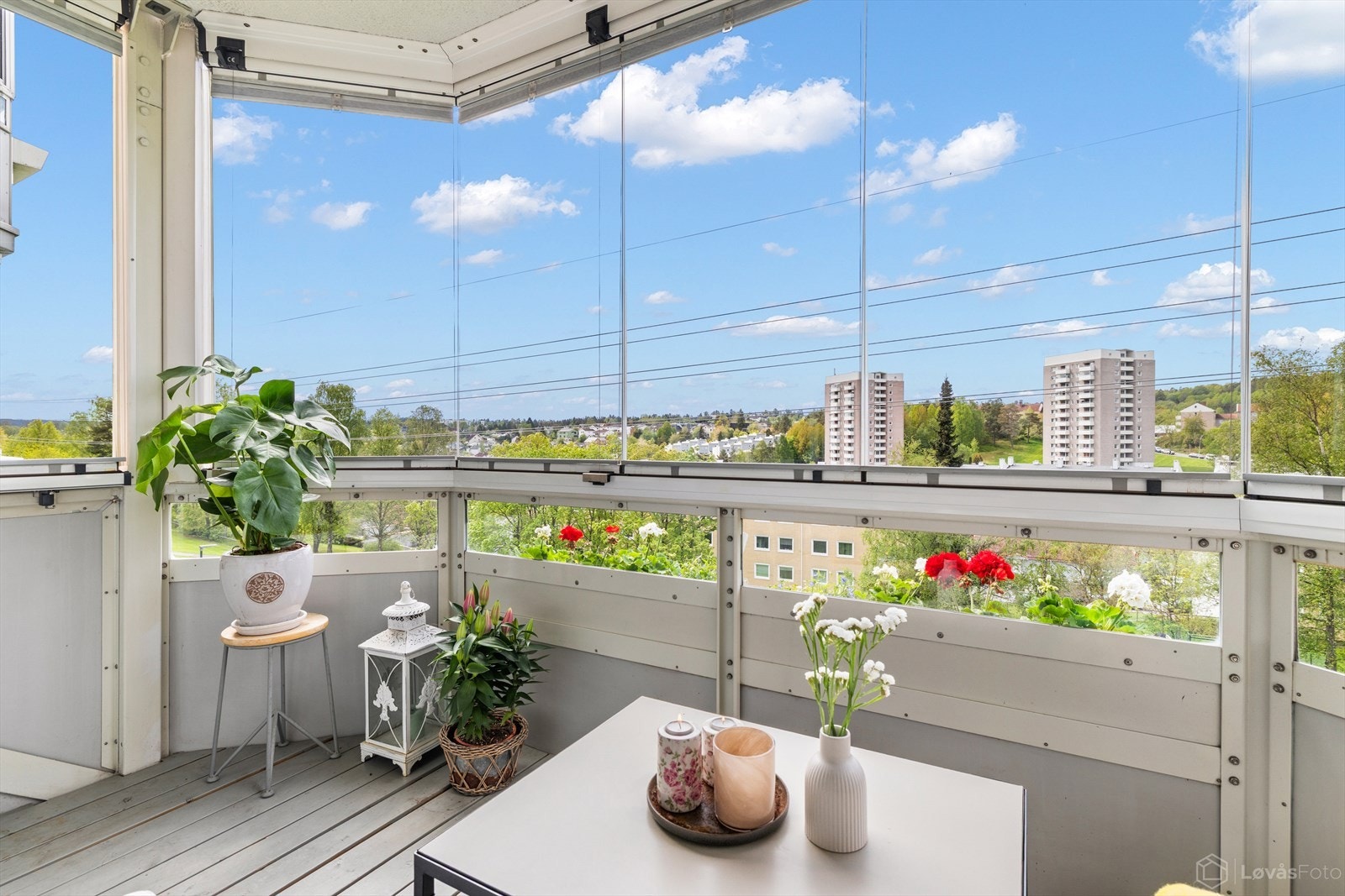 Balkongen vender mot sydvest og har svært gode solforhold. Her kan du nyte lange sommerkvelder med hyggelig utsyn. Balkongen er utstyrt med utvendig belysning og strømuttak. Galleribilde