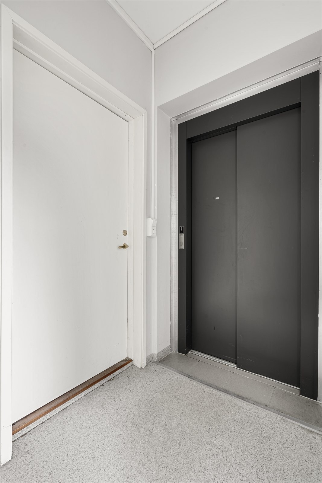 Heis fra leiligheten med adkomst til kjeller med parkering og bod. Galleribilde