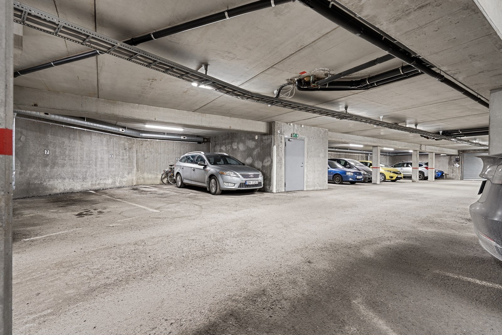Leiligheten disponerer parkeringsplass nr. 7 i felles parkeringskjeller, med plass til én bil. Galleribilde
