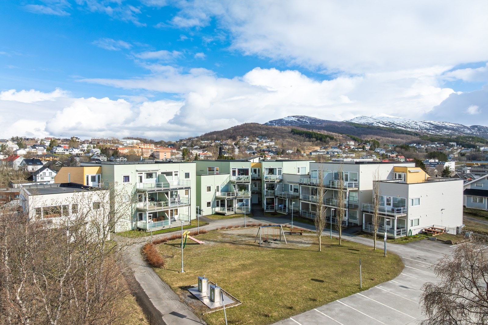 Her er det oppført boligblokker med leiligheter, felles garasjeanlegg, gjesteparkering og fellesareal med lekeplass og plen. Galleribilde