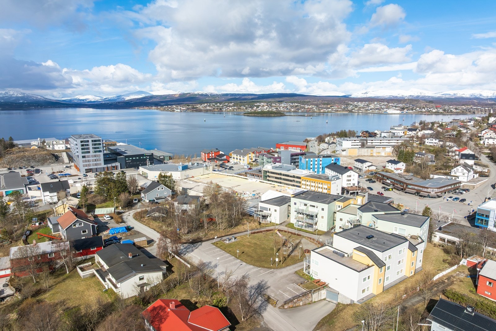 Gangavstand til alt av byens fasiliteter, blant annet kollektivknutepunktet på Finnsnes ved hurtigbåtkaia. Galleribilde