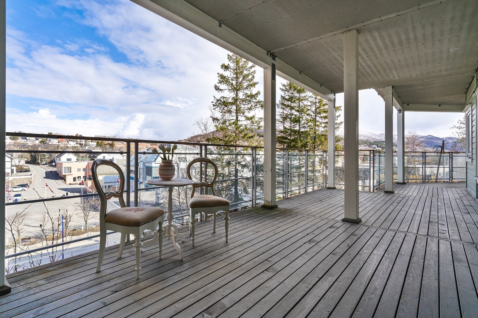 Felles terrasse med utgang fra kjøkkenet, med adkomst til heis Galleribilde