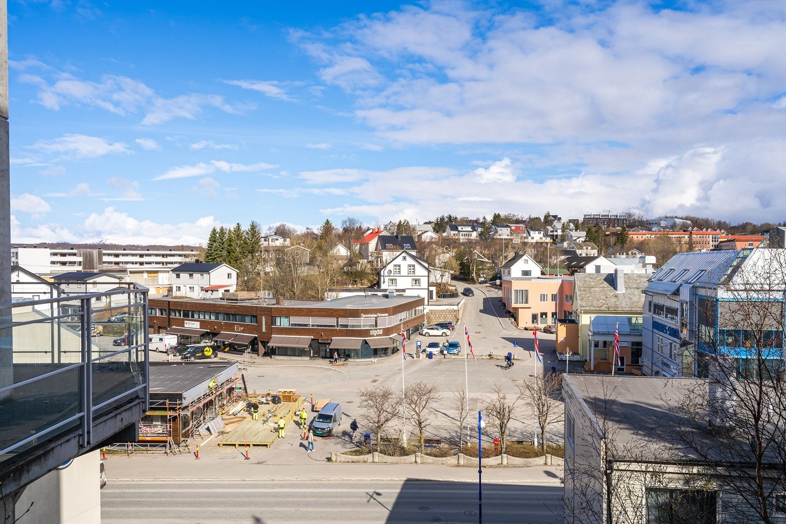 Fin utsikt over byen og torget fra terrassen med utgang fra kjøkken Galleribilde