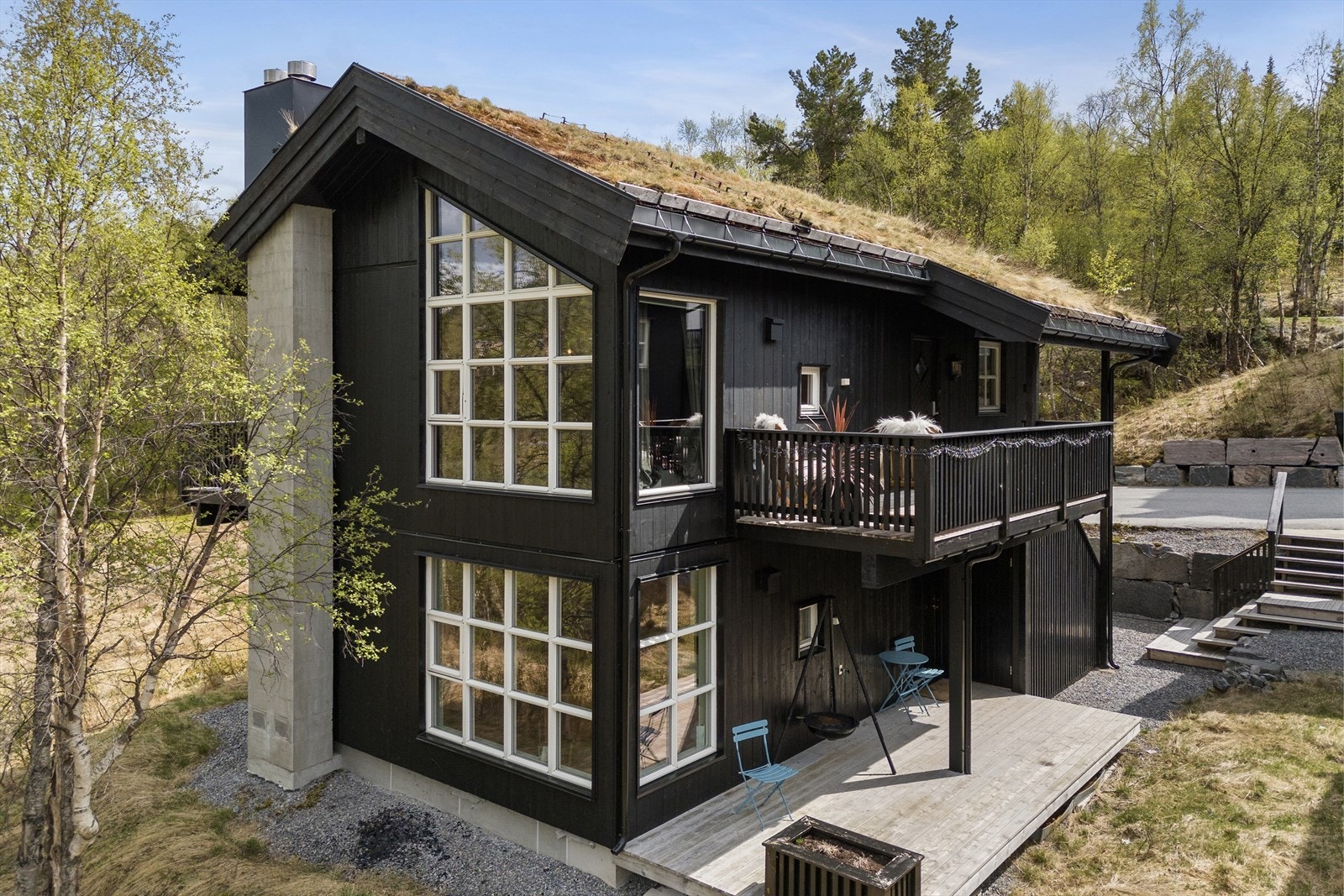 Her er veranda og inngangsparti i den andre retningen. Det er trapp opp til veranda og inngangsparti fra bakkeplan. Galleribilde